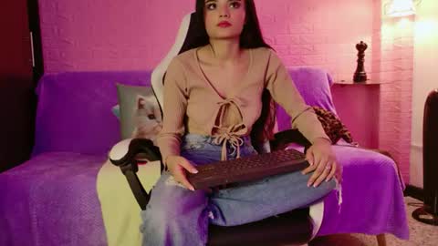 Almendra Monet online show from July 19, 2026, 12:09 pm