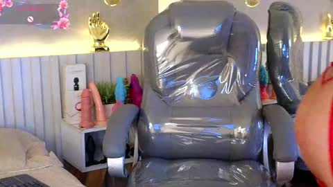 alondra_king online show from April 17, 2026, 4:15 am