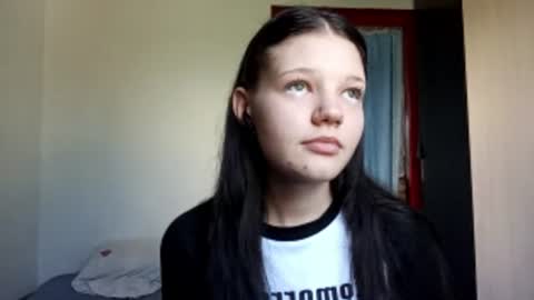 Snapshot of alverabejaran chatting on July 30, 2026, 8:24 am Emma online show from July 30, 2026, 8:24 am