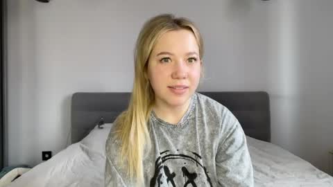 Snapshot of alyrasun chatting on April 14, 2026, 5:57 am Al online show from April 14, 2026, 5:57 am