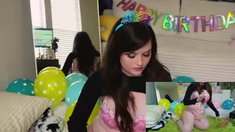 Snapshot of amaramoonglow chatting on May 7, 2026, 9:20 pm Amara online show from May 7, 2026, 9:20 pm