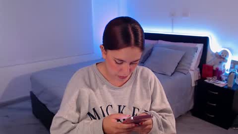 Snapshot of amarat_jolie chatting on January 7, 2025, 4:37 pm Mila online show from January 7, 2025, 4:37 pm