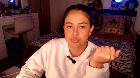 Snapshot of amarat_jolie chatting on July 2, 2026, 2:33 am Mila online show from July 2, 2026, 2:33 am