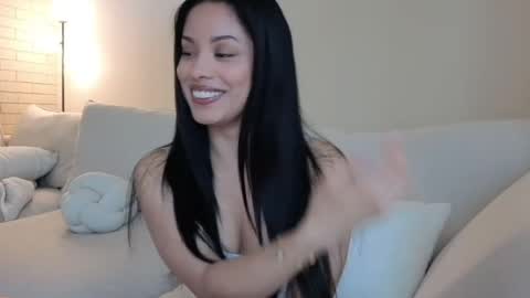 amaya_floress online show from April 24, 2026, 12:51 pm