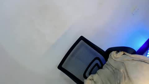 Annika 25yrs old online show from March 11, 2025, 1:37 am