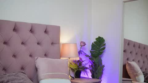  Amelia  online show from December 2, 2025, 8:04 pm