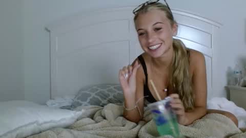 Snapshot of amelialombardi chatting on May 27, 2026, 1:57 am Amelia Lombardi online show from May 27, 2026, 1:57 am