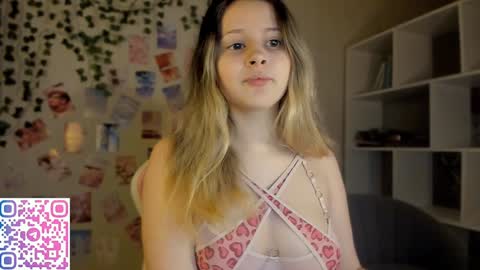Snapshot of amelienjames chatting on December 9, 2024, 5:30 pm Amelie James online show from December 9, 2024, 5:30 pm