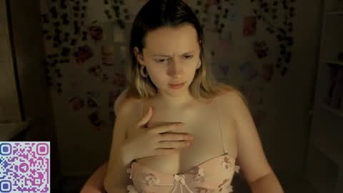 Snapshot of amelienjames chatting on January 4, 2025, 7:02 pm Amelie James online show from January 4, 2025, 7:02 pm