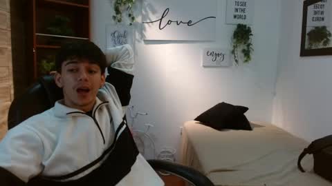 Snapshot of amethystshadow chatting on May 12, 2026, 9:23 pm amethystshadow online show from May 12, 2026, 9:23 pm