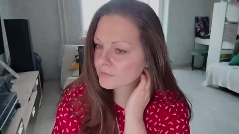 Mila online show from November 13, 2025, 7:51 am