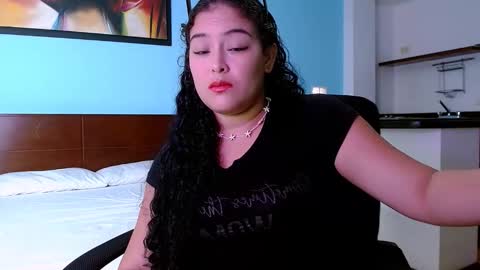 Snapshot of amira_moon_ chatting on November 14, 2025, 2:49 pm Amira online show from November 14, 2025, 2:49 pm