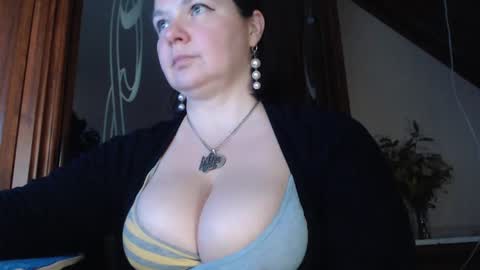 amorelara online show from January 31, 2025, 2:28 pm