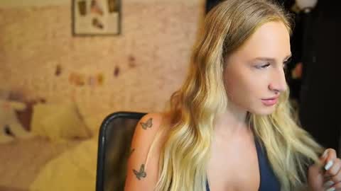 Snapshot of amy_johns_ chatting on November 12, 2025, 9:10 am amy_johns_ online show from November 12, 2025, 9:10 am