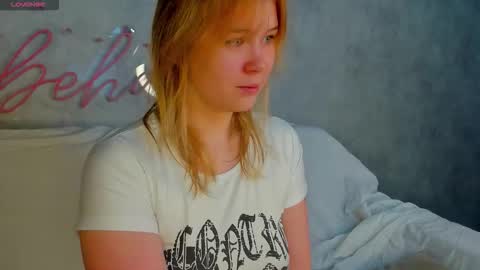 Snapshot of amy_kimberlly chatting on September 18, 2025, 12:01 am Amy online show from September 18, 2025, 12:01 am