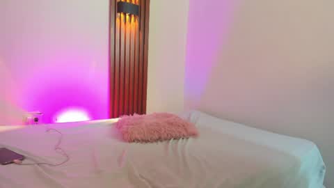 amyprice9 online show from July 14, 2026, 11:43 pm