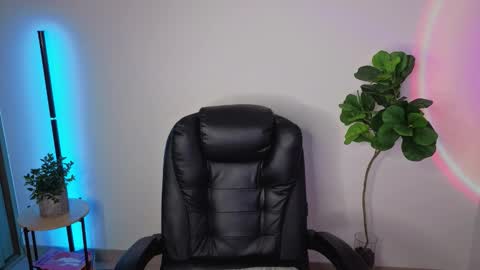 Snapshot of amyross1 chatting on October 19, 2025, 6:14 am Aleja online show from October 19, 2025, 6:14 am