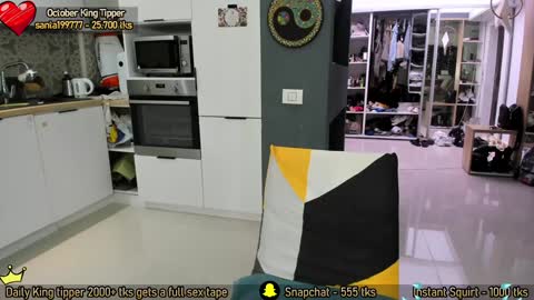 Snapshot of amysuperheroes chatting on November 6, 2025, 2:29 pm Next stream Dec 3 online show from November 6, 2025, 2:29 pm