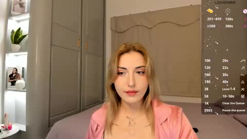 amyvilvet online show from May 12, 2026, 9:23 pm