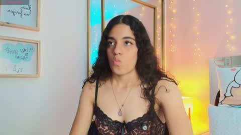 Snapshot of anahi_maite chatting on May 6, 2026, 7:19 pm Anahi online show from May 6, 2026, 7:19 pm