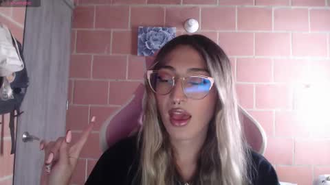 Andrea  online show from February 3, 2026, 2:22 pm