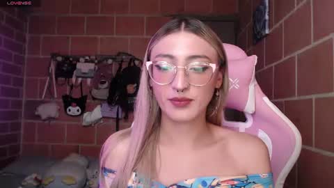 Snapshot of andrea_camila chatting on June 9, 2026, 3:34 pm Andrea online show from June 9, 2026, 3:34 pm