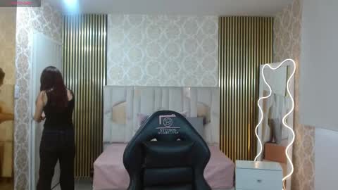 andrea_tay1 online show from May 10, 2026, 11:37 am