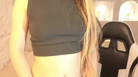 andrea_tx online show from June 3, 2026, 1:03 pm