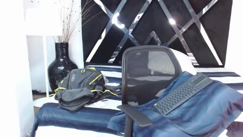 insta andres clark  online show from February 27, 2025, 9:36 pm