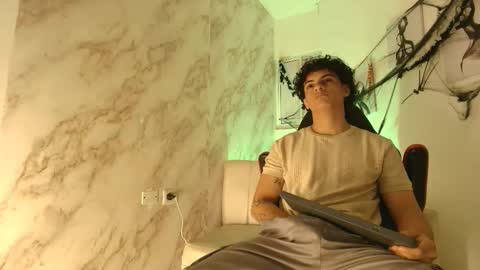 Snapshot of andres_cream chatting on November 3, 2025, 1:01 pm andres_cream online show from November 3, 2025, 1:01 pm