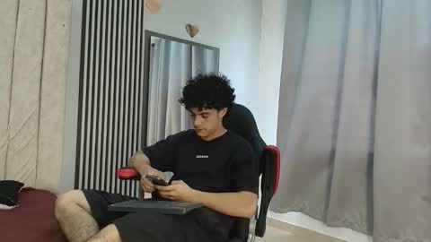 Snapshot of andres_cream chatting on November 9, 2025, 2:26 pm andres_cream online show from November 9, 2025, 2:26 pm