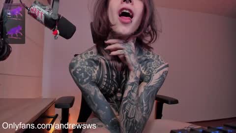 Snapshot of andrew_round chatting on January 10, 2025, 8:15 pm andrew_round online show from January 10, 2025, 8:15 pm