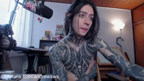 Snapshot of andrew_round chatting on February 2, 2025, 10:17 pm andrew_round online show from February 2, 2025, 10:17 pm