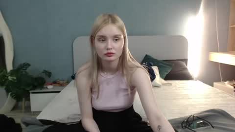 Snapshot of angel_share chatting on June 18, 2026, 9:14 am Angela online show from June 18, 2026, 9:14 am