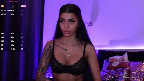 Angela online show from November 10, 2025, 1:21 pm