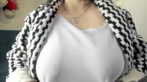 Snapshot of angela_suaza chatting on November 10, 2025, 2:10 am Angela online show from November 10, 2025, 2:10 am