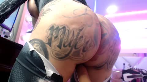 Snapshot of angelacianuro_2 chatting on December 30, 2024, 3:36 am Angela Cianuro online show from December 30, 2024, 3:36 am