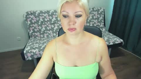 Snapshot of angelaroberti2 chatting on November 8, 2025, 11:43 am glow online show from November 8, 2025, 11:43 am