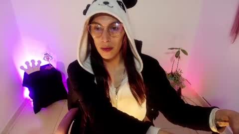 Snapshot of angele_johnson chatting on July 17, 2026, 6:46 pm angele online show from July 17, 2026, 6:46 pm