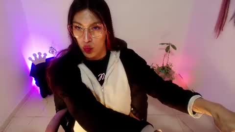Snapshot of angele_johnson chatting on July 19, 2026, 7:17 pm angele online show from July 19, 2026, 7:17 pm