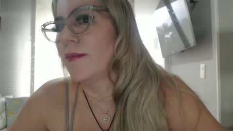 angelinna_12 online show from October 2, 2025, 9:11 pm
