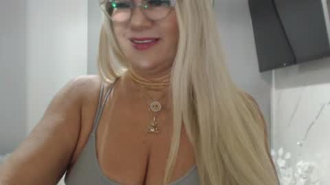angelinna_12 online show from June 13, 2026, 8:12 am