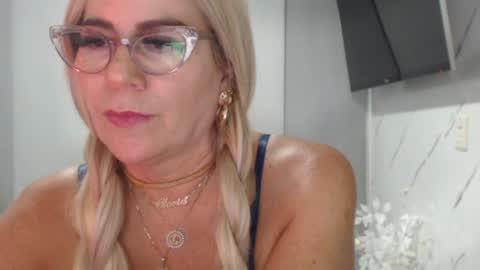angelinna_12 online show from June 25, 2026, 5:12 am