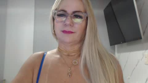 angelinna_12 online show from July 6, 2026, 4:31 am