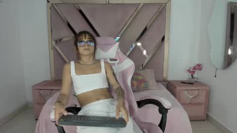 Snapshot of angell_petite01 chatting on May 14, 2026, 8:37 pm angell_petite01 online show from May 14, 2026, 8:37 pm