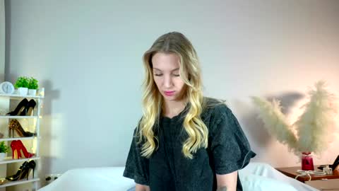 Snapshot of angry_tomato_ chatting on January 1, 2025, 12:53 am Lera My next stream on November 30 online show from January 1, 2025, 12:53 am