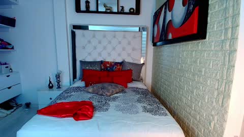 laura  online show from October 31, 2025, 9:49 pm