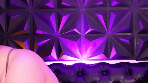 Lauren Anika online show from November 17, 2025, 3:56 am