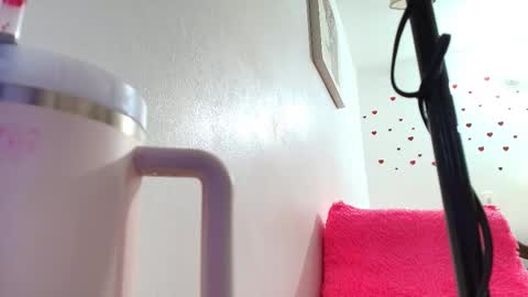 ana independent model online show from October 5, 2025, 6:34 am