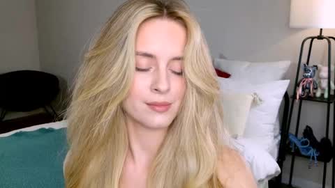 Snapshot of anitafischer chatting on October 24, 2025, 2:35 pm Anita online show from October 24, 2025, 2:35 pm